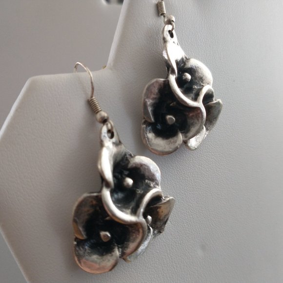 earrings - Picture 2 of 3